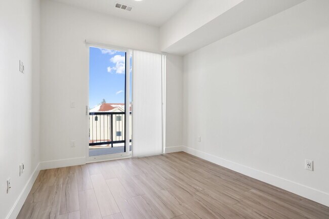 Photo - Luxe Condo Near Regis With Covered Parking Included Unidad 322