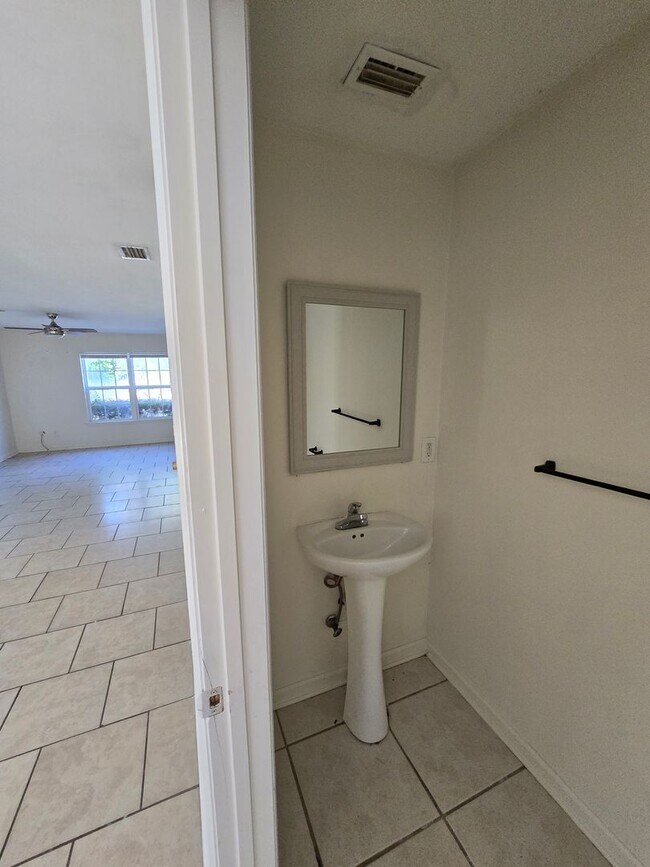 Photo - P735 Unit P735 #2