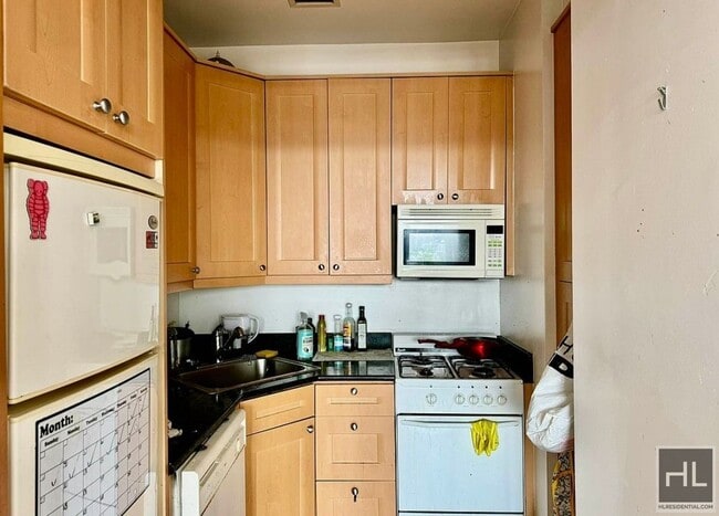 Building Photo - Gorgeous rent stabilized one bedroom with balcony