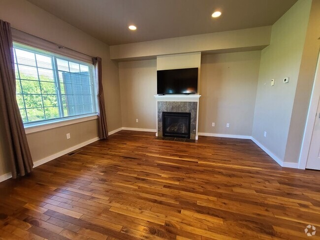 Building Photo - Beautiful 3 Bed 2.5 Bath Town house with A...