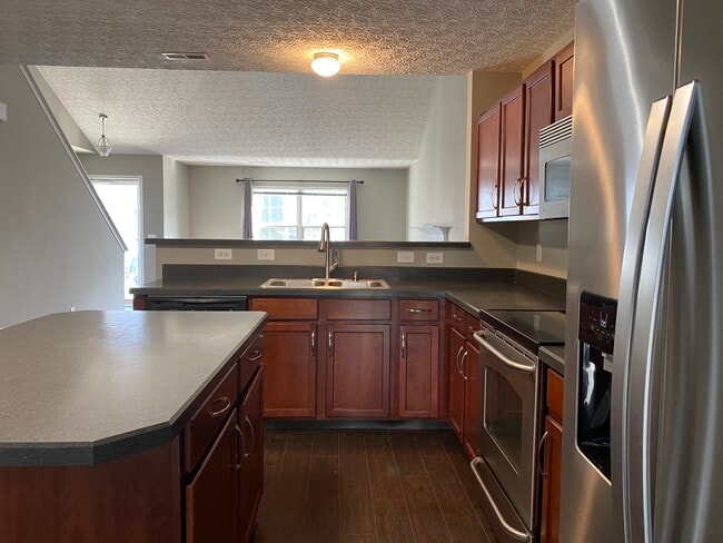 De la cocina a la sala de estar - 5974 Canyon Creek Dr