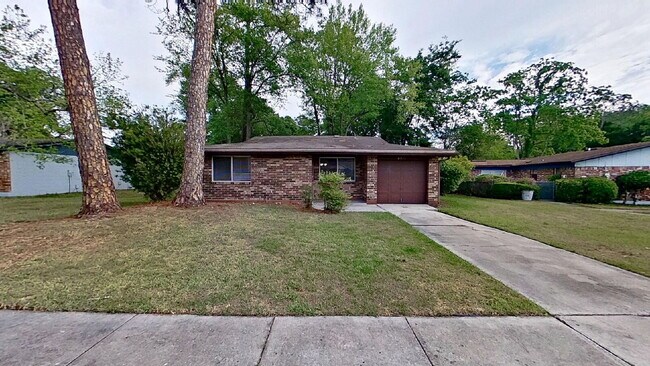 Building Photo - Welcome home to this beautiful brick 3-bedroom
