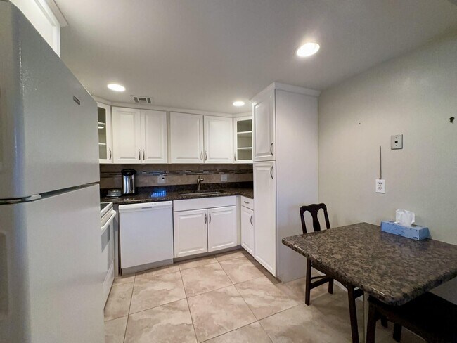 Photo - 213 Somerset K