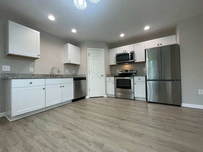 Photo - 605 Frank St