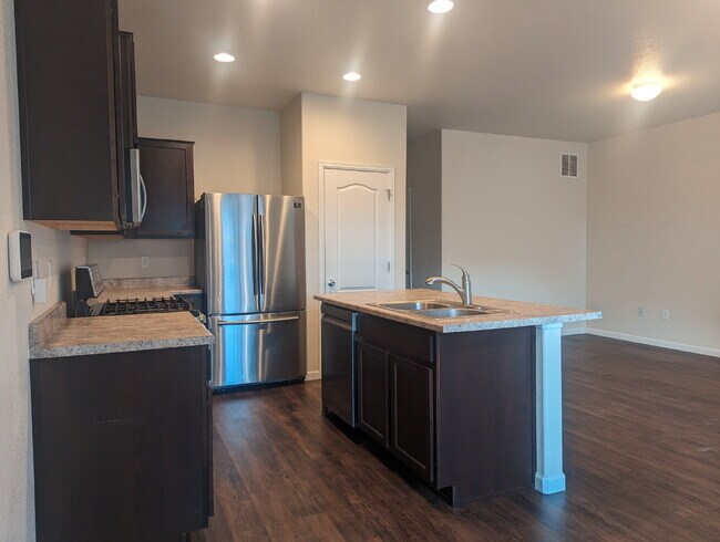 Photo - Newer 3bdrm/2 1/2 bath townhome in the heart of Longmont!