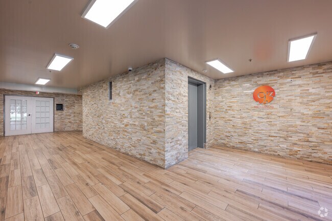 93 Richards Ave - Building Entrance & Lobby