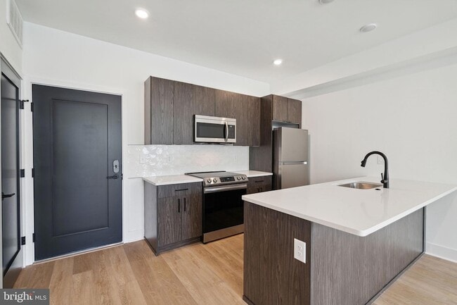 Building Photo - 1419 W Grange Ave Unit 204