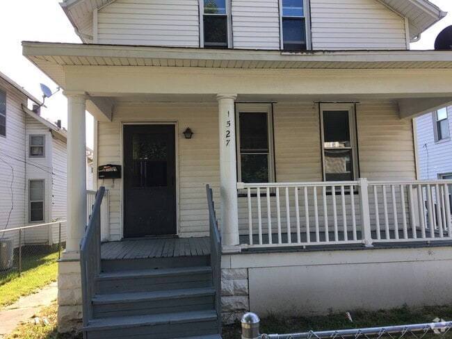 Building Photo - 3 Bedroom House with 1 3/4 bathrooms and s...