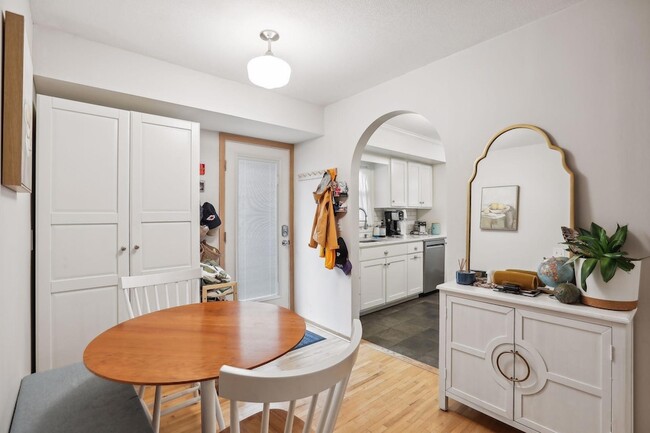 Photo - 4237 Ottawa Ave S