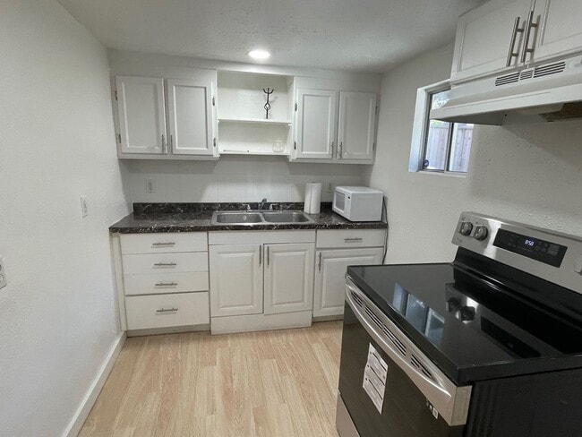 Photo - Beautifully maintained detached house with A/C, parking, refrigerator, washer and dryer, private ... Unidad 1141 1/2