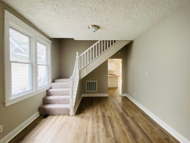 Photo - Very Spacious 5bdrm/2bth Bungalow Located in South Richmond w/Privacy Fenced Back Yard!!