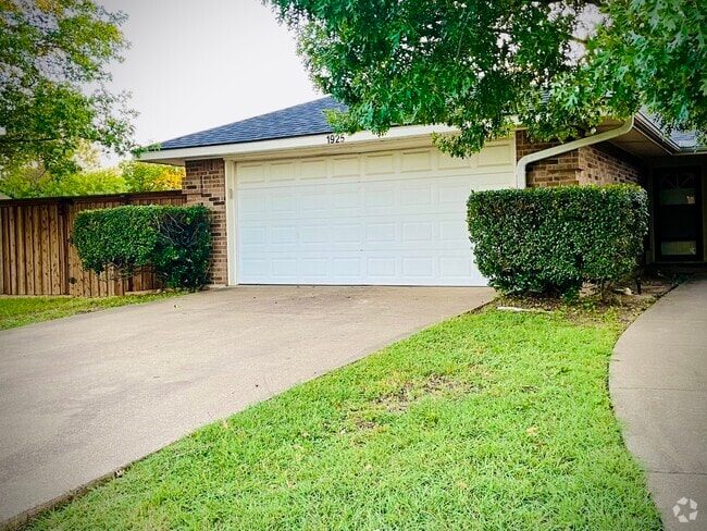 Building Photo - 1925 Spindletop Dr Rental