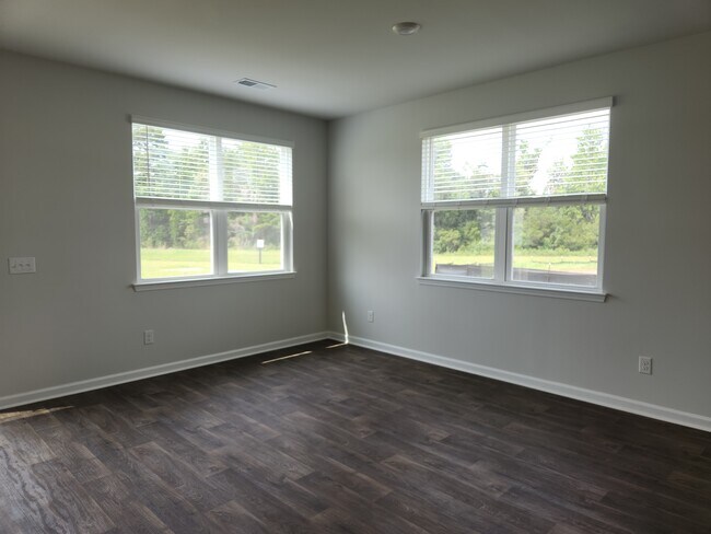 Photo - 321 Bluebell Way