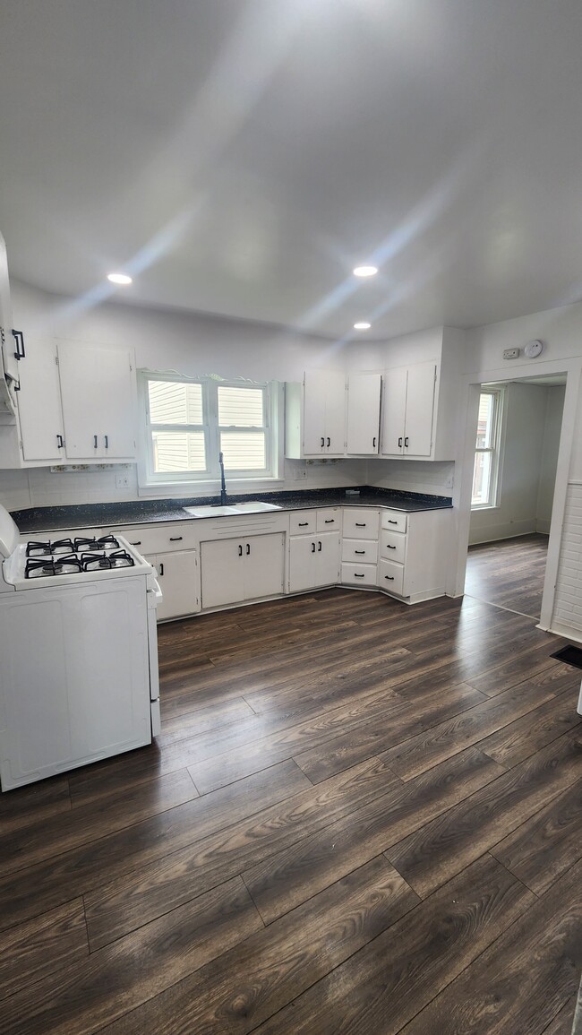 Photo - 129 Maple Ave Apartments Unit Upper