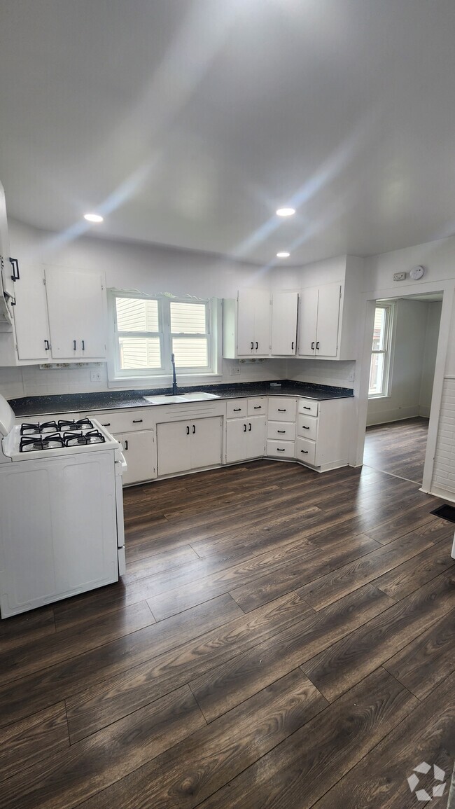 Building Photo - 129 Maple Ave Unit Upper Rental