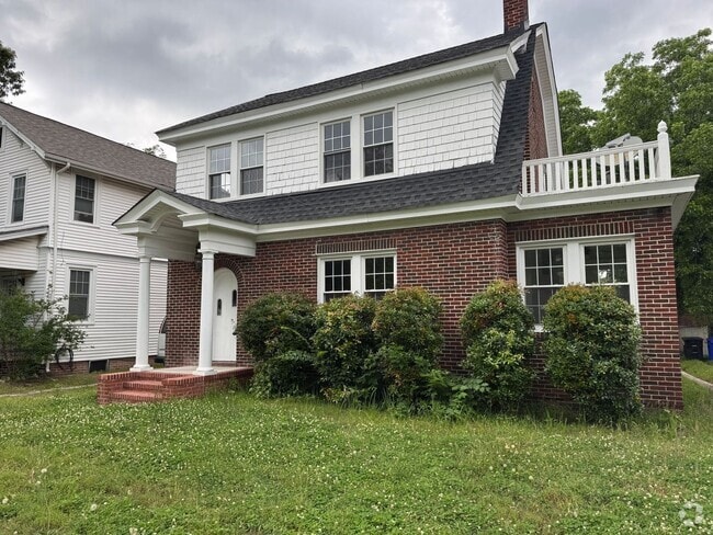 Building Photo - Welcome to this charming home in Portsmout...