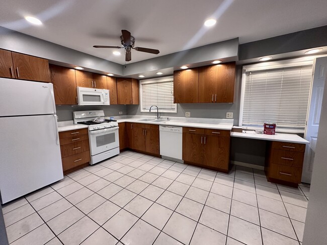 Photo - 1702 W Oakton St