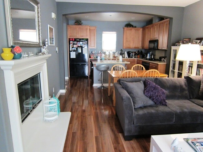 Building Photo - ESCALA - Luxury 2 / 2.5 Townhouse + 2 Car Garage in Gated Escala Community