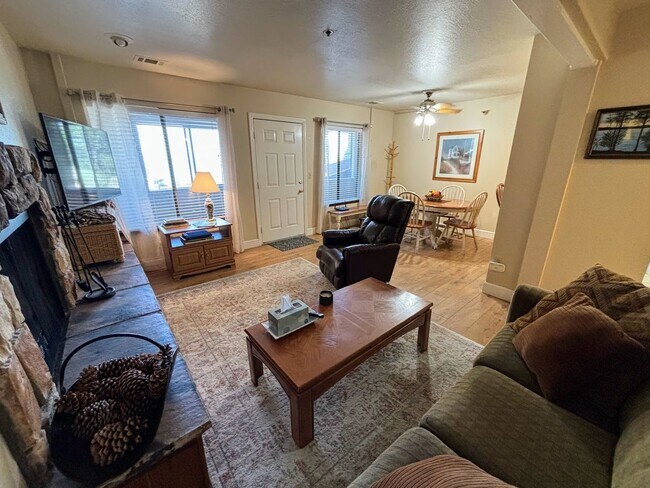 Building Photo - Cozy unit close to skiing! Rental