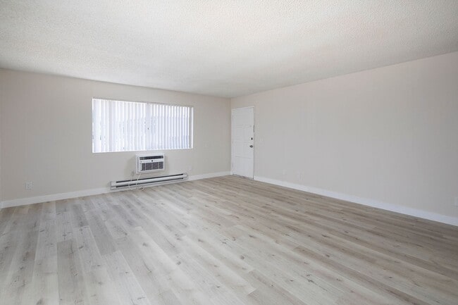 Photo - Gorgeous 1 Bedroom with AC and Parking in ... Unit 07