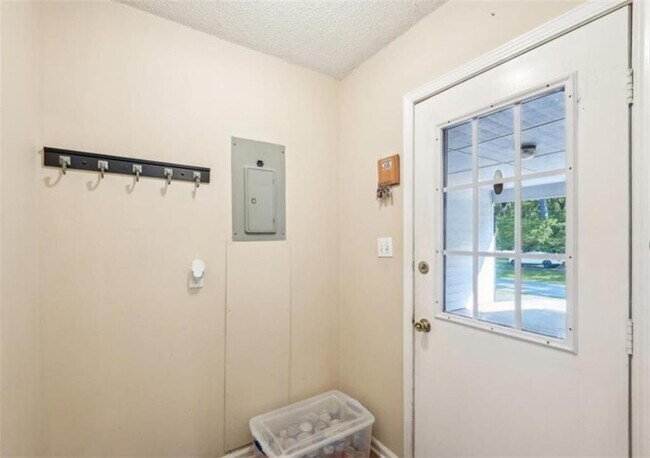 Photo - 886 Perimeter Rd