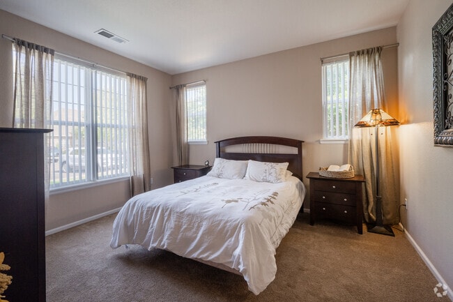 2 BR, 2 BA - 1,069 SF