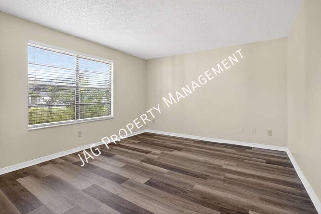 Photo - 482 Bentwood Ln