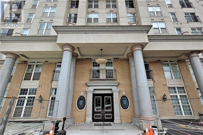 Photo - 135 James St S Unit 608