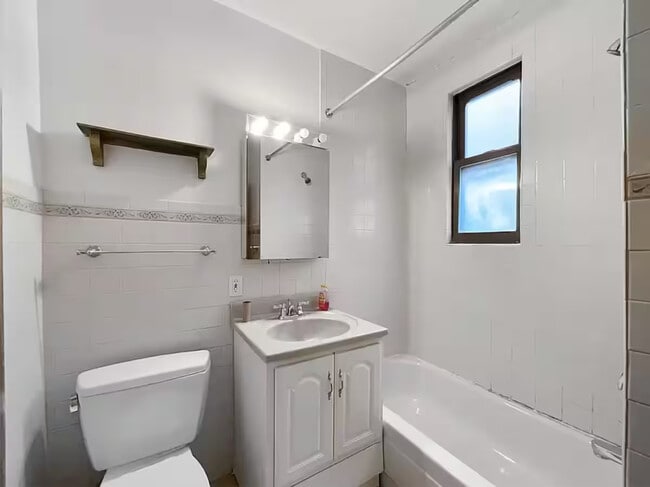 Building Photo - Furnished room/NOT APARTMENT Unit #2