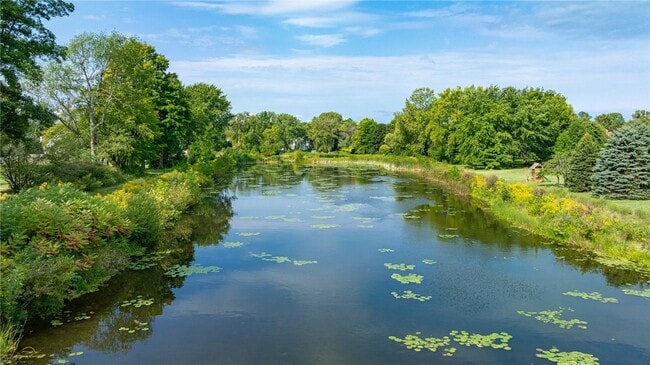 Estanque en la parte trasera de la casa que se congela en invierno donde se puede patinar. - 9 Glen Valley Dr