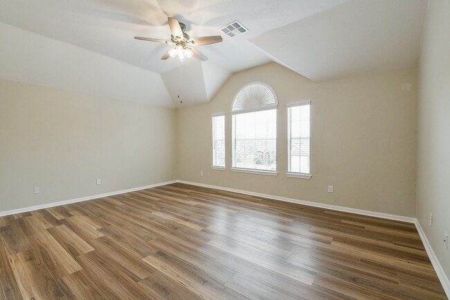 Photo - 815 Robins Way