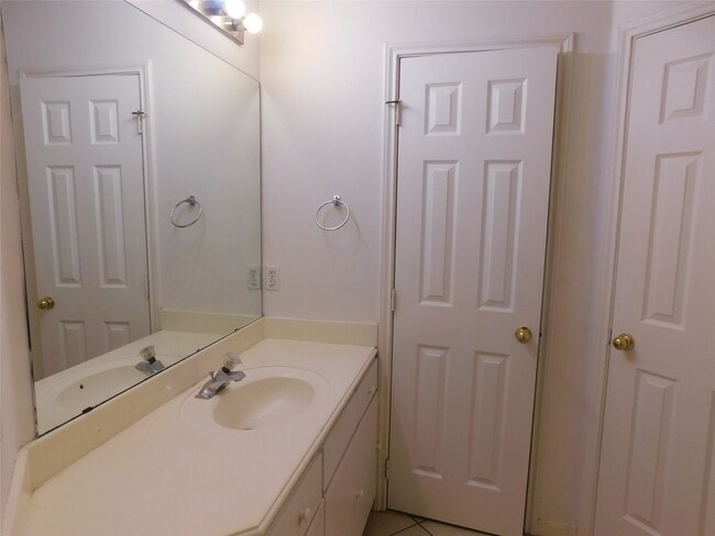 Building Photo - 2710 Grants Lake Blvd Unit J2