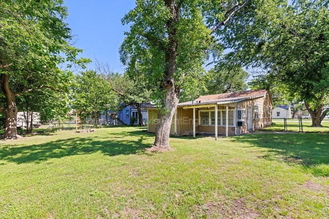 Photo - 802 W Navasota St