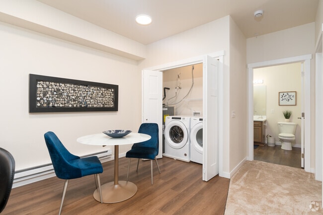 1BR, 1BA - 935SF