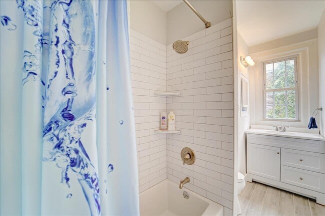 Bathroom - 931 Jackson St Unit 1