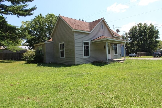 Building Photo - Charming & Convenient 2 bedroom 1 bathroom