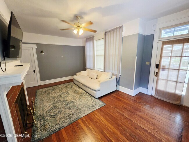 Photo - 146 W 6th St