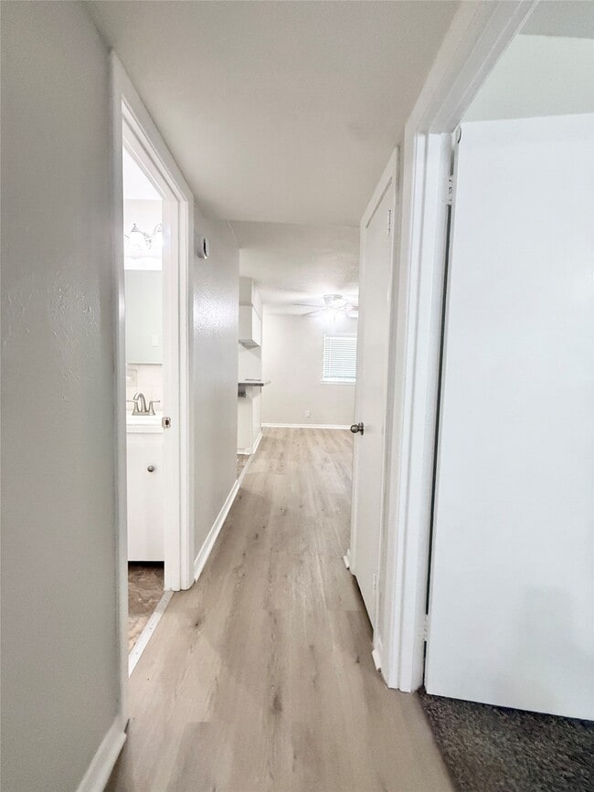 Building Photo - 201 S Kaysie St Unit 3