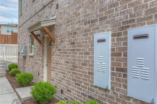 Photo - 2732 Sandage Ave