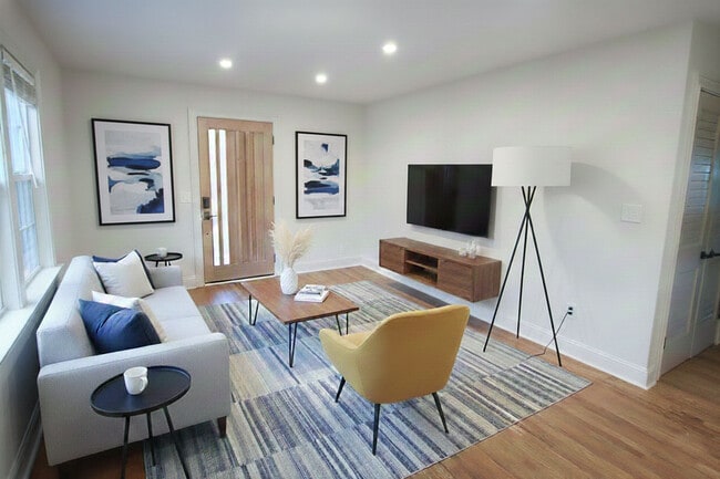 Puesta en escena virtual de la sala de estar - 2406 Boswell Rd