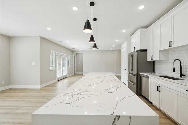 Building Photo - 20011 VENETTO St