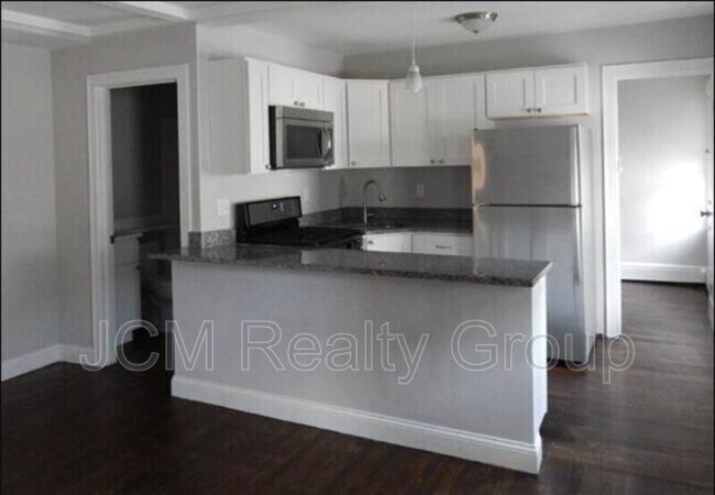 Building Photo - 70 Safford St Unit 3 / 2nd Floor Rental