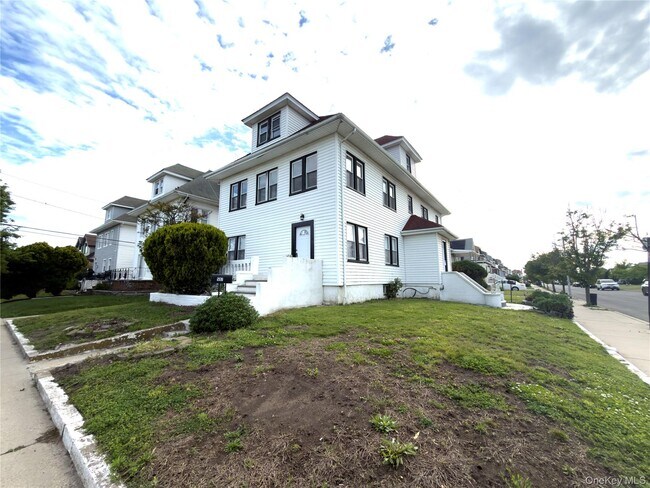 517 Laurelton Blvd