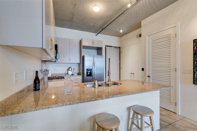 Photo - 353 E Bonneville Ave Unidad 343