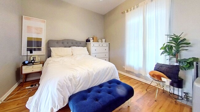 Photo - Second Floor East Lakeview One Bedroom Includes Heat Unit 706 2B