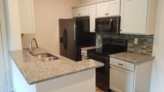 Building Photo - 3 Bedroom 2 Bath Walk-In Level Lakeside Ap... Unit 240