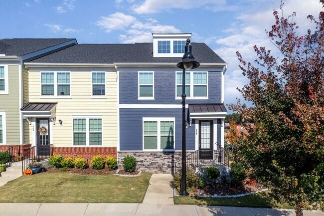 Building Photo - Corner Townhome with Roof Top Deck in Down...