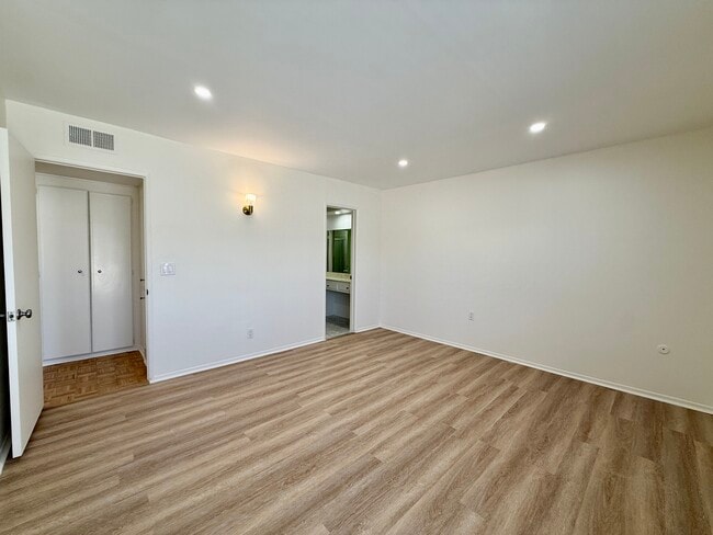 Photo - 5320 Zelzah Ave Unit 314