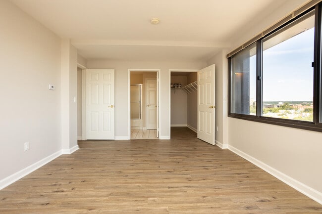 Primary Bedroom w/bath and W-I Closet - 300 Broad St Unit 906