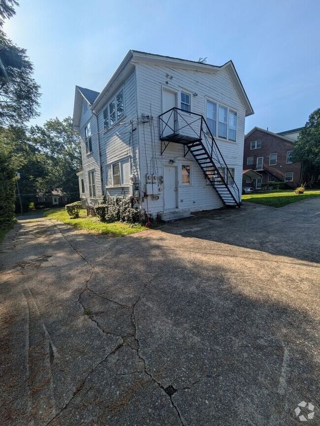 Building Photo - 1BD/1BA Garden Apartment in Hickory Unit 2
